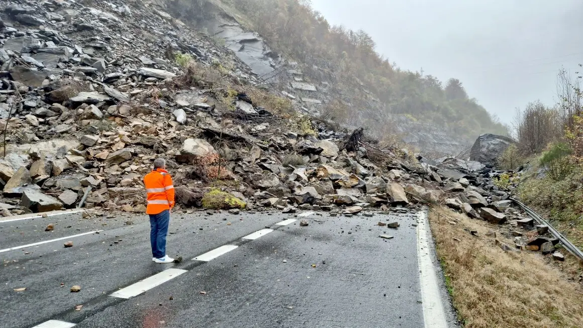 Un desprendimiento de rocas corta la AP-66 en la zona de Lena (Asturias) y obliga a establecer desvíos por la N-630.