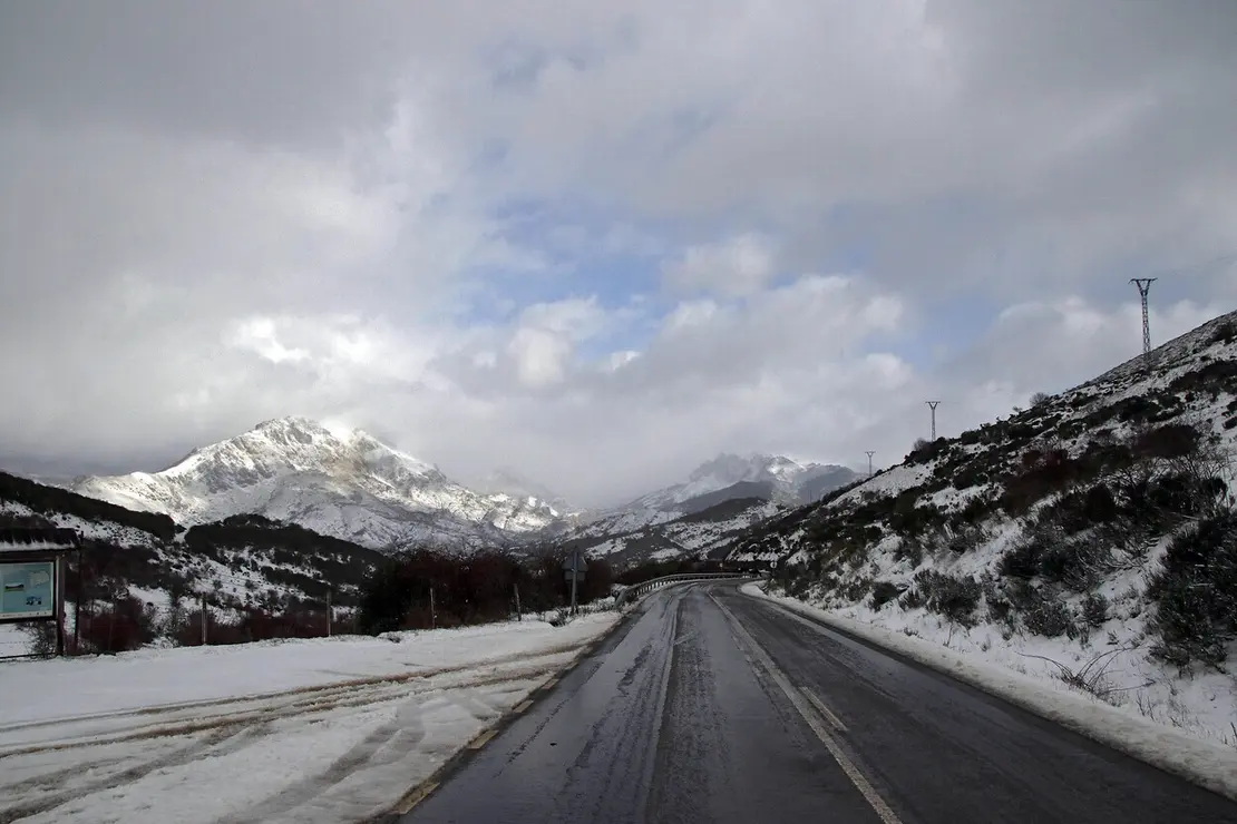 Cierre de una carretera de León y nivel verde de alerta en otra por nieve.