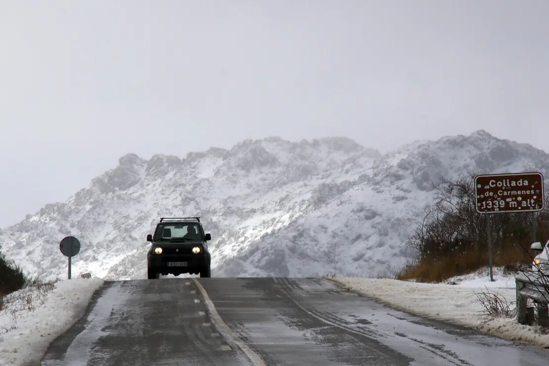 La nieve cubre la montaña de León en el puerto de Pajares y la comarca de los Argüellos. Foto: Peio García