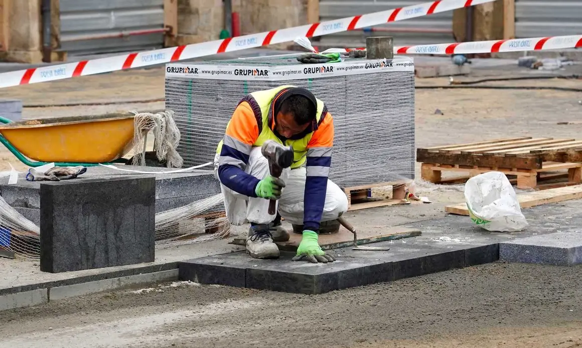 Un trabajador, durante las obras de adecuación de la Plaza Mayor. Foto: Campillo