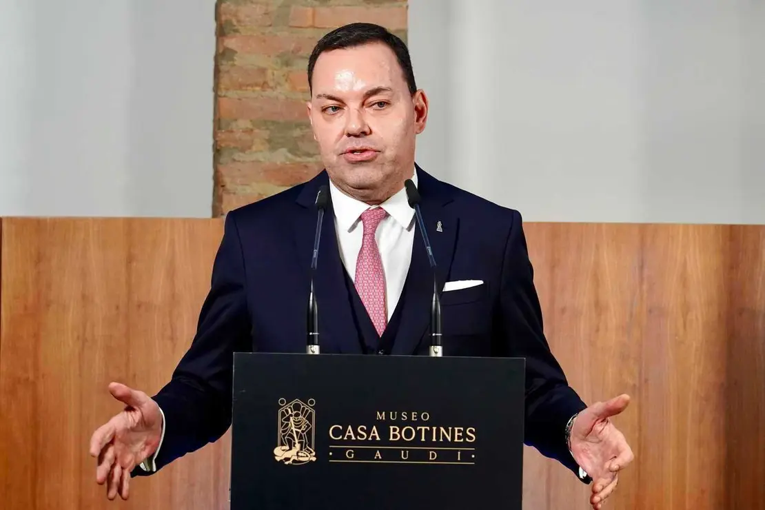 El Museo Casa Botines Gaudí de León presenta su programación para el próximo año y entrega el Premio 'León de Plata' en un acto en el que participan el director general de la Fundación Obra Social de Castilla y León, José María Viejo, el director del Museo, Raúl Fernández, y el director de El Capricho de Gaudí. Foto: Campillo