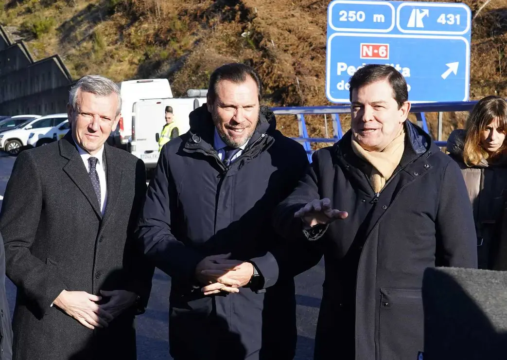 El ministro de Transportes y Movilidad Sostenible, Óscar Puente, junto al presidente de la Junta de Castilla y León, Alfonso Fernández Mañueco, en una foto de archivo.