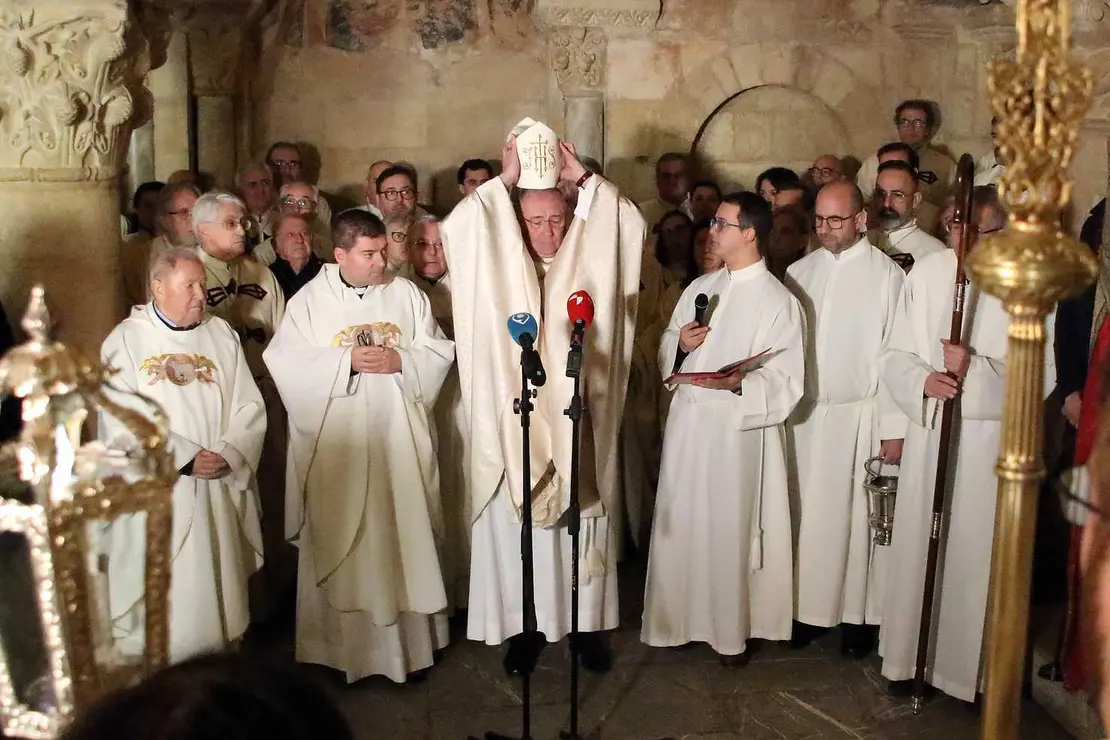 El alcalde, José Antonio Díez, el presidente de las Cortes, Carlos Pollán, el delegado territorial, Eduardo Diego y el obispo de León Luis Ángel de las Heras en el Responso y homenaje a los reyes de León ante el Panteón de la Colegiata de San Isidoro. Fotos: Peio García