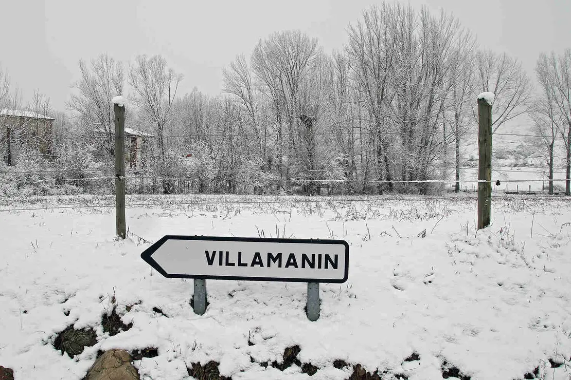 Varios tramos cortados por la nieve en la provincia de León.