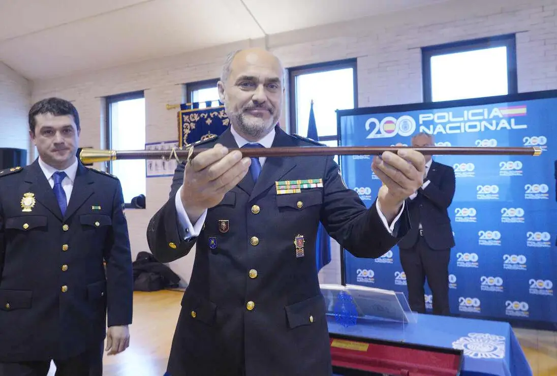 Roberto Morán de Campo tomó este lunes posesión del cargo como nuevo jefe de la Comisaría Local del Cuerpo Nacional de Policía en Ponferrada y mostró como uno de sus principales objetivos la prevención del delito. “Yo vengo del mundo de la seguridad ciudadana y creo que es importante prevenir el delito. Cuantos menos delitos se produzcan, mejor. Entonces, potenciaremos eso y que la policía esté en la calle y la atención al ciudadano y que la ciudadanía se sienta arropada por su policía”, remarcó. Foto: César Sánchez