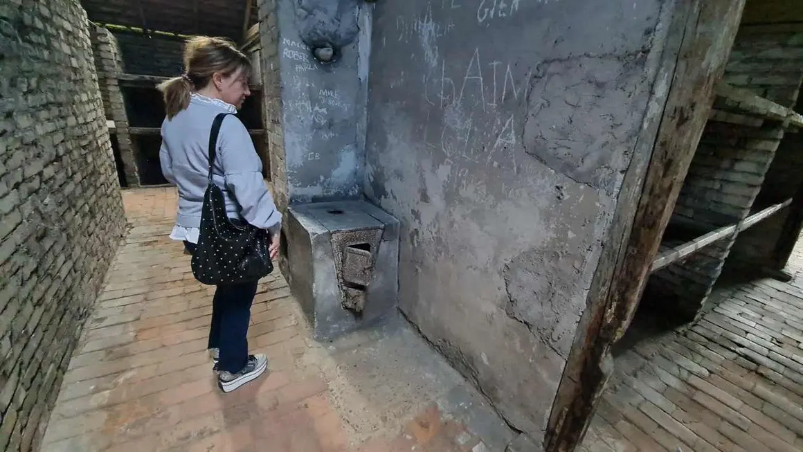 Una turista observa el interior de uno de los barracones, donde los judíos tenían que sobrevivir.
