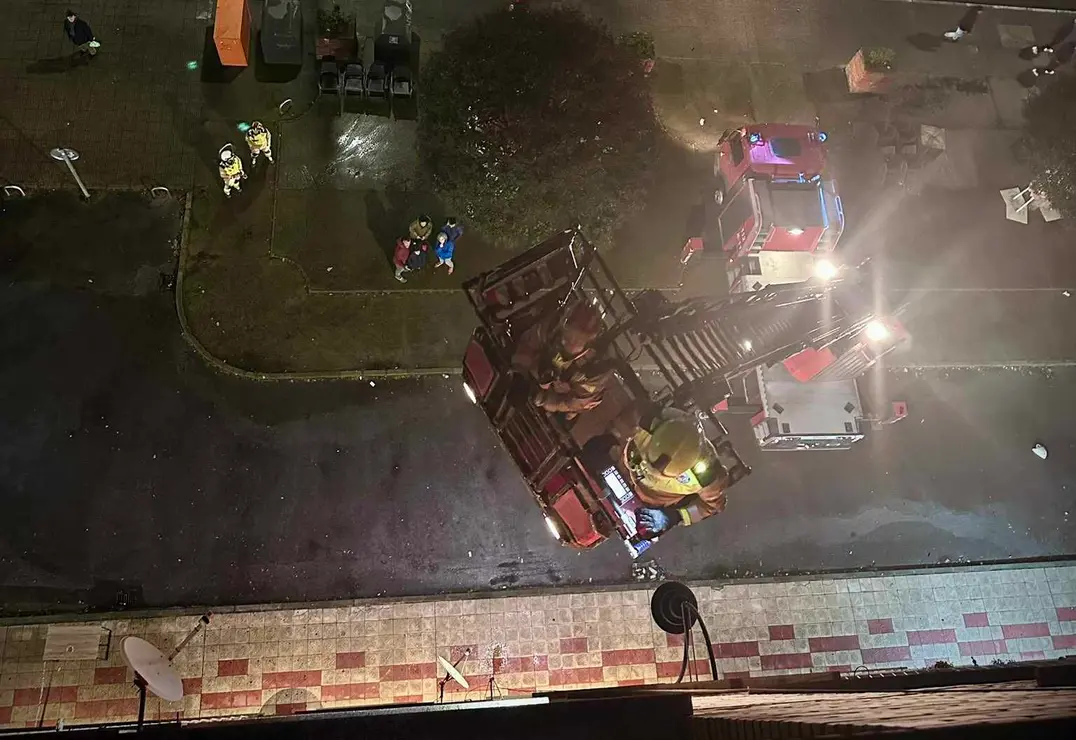 Efectivos de Bomberos León han tenido que intervenir este lunes en la calle San Juan de Sahagún para sanear la fachada de un inmueble en la que se habían producido algunos desprendimientos tras las fuertes rachas de viento de la tormenta 'Herminia'.