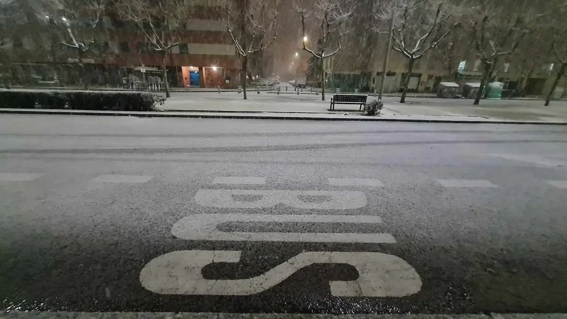 Un intenso temporal de nieve, derivado de la tormenta 'Herminia' que se encuentra sobre la zona norte del país, ha afectado en las últimas horas a León capital y provincia obligando a activar el operativo invernal en sus diferentes vertientes.