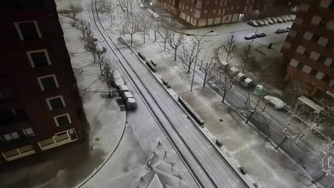 Imagen de la nieve sobre León capital esta madrugada.