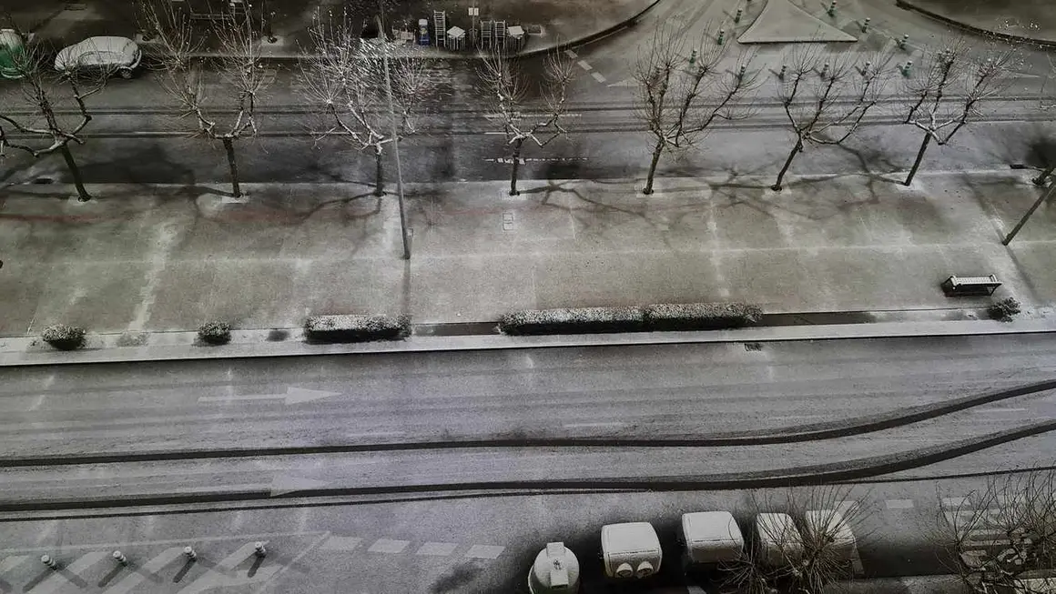 Un intenso temporal de nieve, derivado de la tormenta 'Herminia' que se encuentra sobre la zona norte del país, ha afectado en las últimas horas a León capital y provincia obligando a activar el operativo invernal en sus diferentes vertientes.