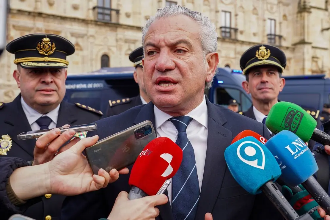 El delegado del Gobierno, Nicanor Sen, y el jefe superior de Policía de Castilla y León, Juan Carlos Hernández Muñoz, presentan las nuevas unidades móviles de documentación (Vidoc) de la Policía Nacional. Fotos: Campillo.