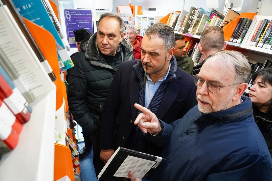 Celebración del Día del Bibliobús en León, con entrega de premios del concurso de microrrelatos. Fotos Campillo.