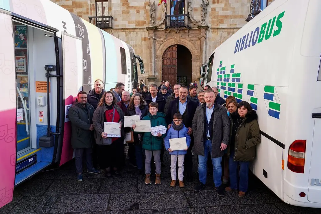 Celebración del Día del Bibliobús en León, con entrega de premios del concurso de microrrelatos. Fotos Campillo.