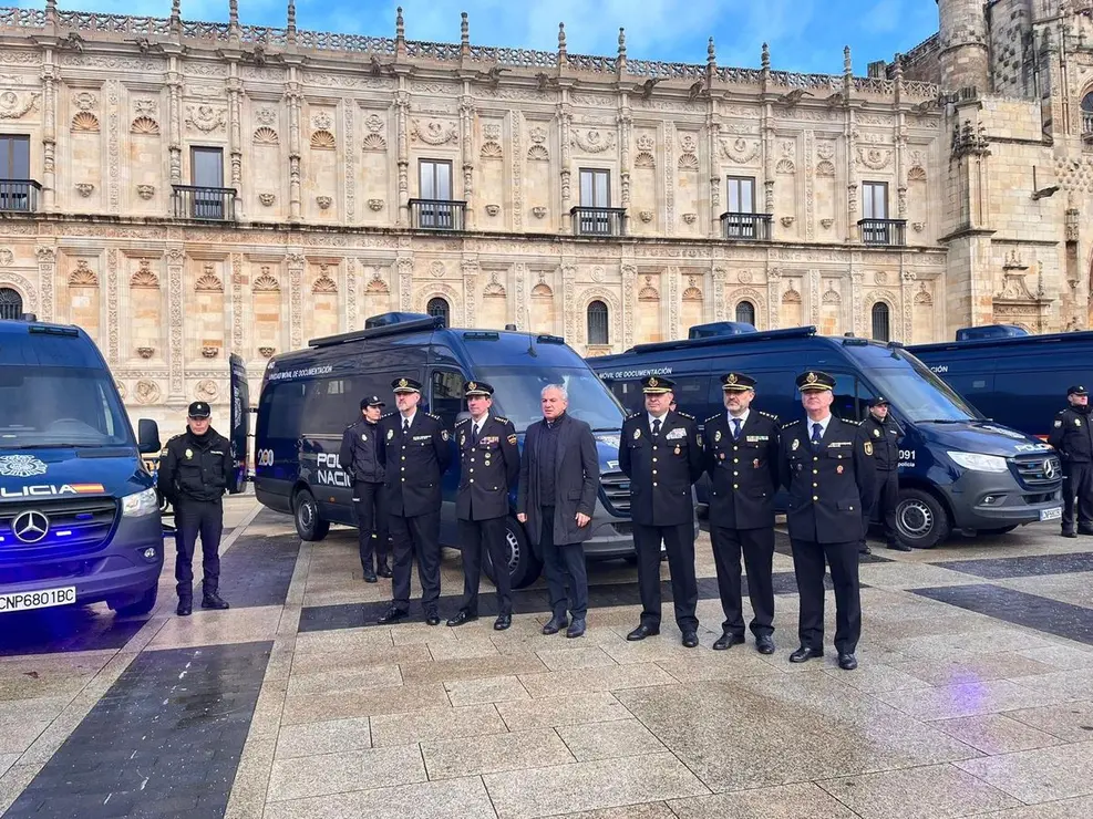 El delegado del Gobierno, Nicanor Sen, y el jefe superior de Policía de Castilla y León, Juan Carlos Hernández Muñoz, presentan las nuevas unidades móviles de documentación (Vidoc) de la Policía Nacional.
