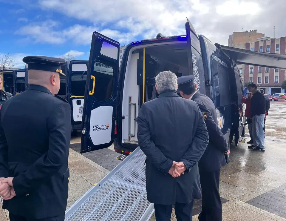 El delegado del Gobierno, Nicanor Sen, y el jefe superior de Policía de Castilla y León, Juan Carlos Hernández Muñoz, presentan las nuevas unidades móviles de documentación (Vidoc) de la Policía Nacional.