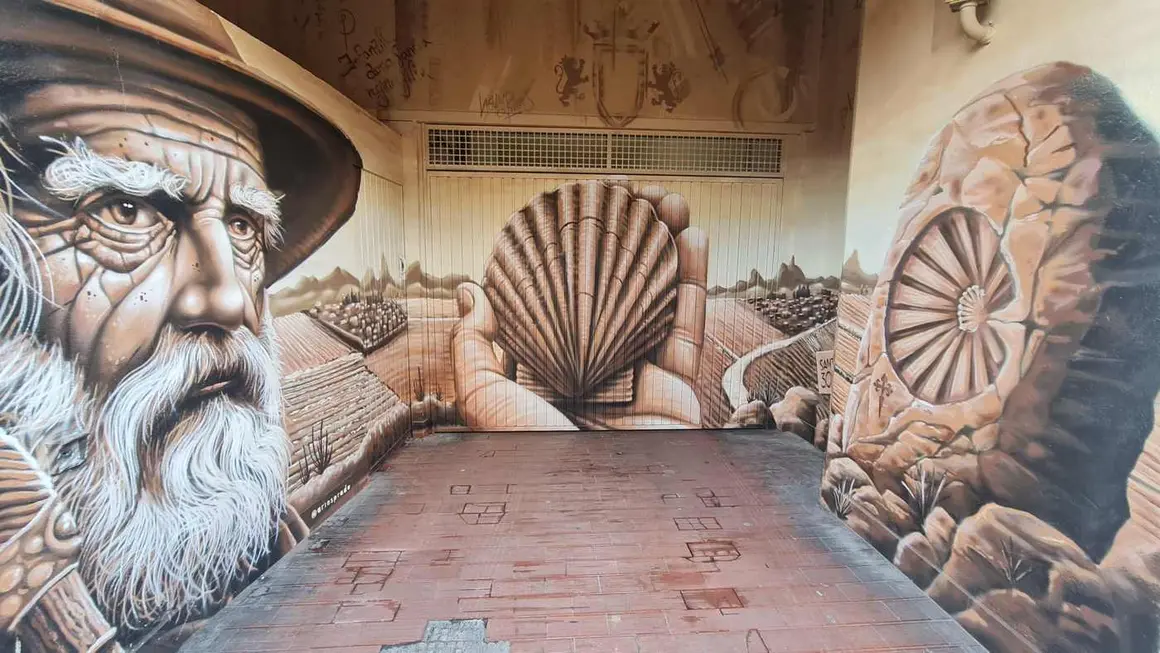 Es el éxito del arte urbano en León capital. El peregrino que ilustra una de las cocheras de la Calle La Rúa de León, por la que transitan miles de caminantes, se convierte en una de las señas de identidad del Camino de Santiago.
