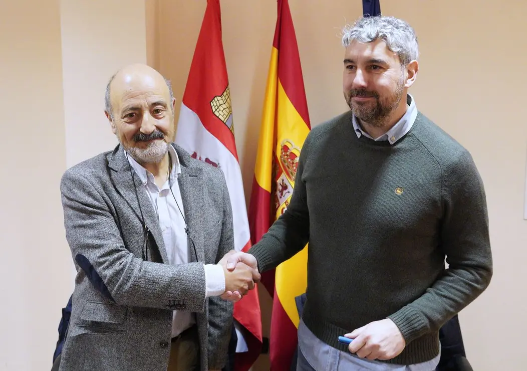 El presidente de la Confederación Hidrográfica del Miño Sil, José Antonio Quiroga (I), junto al alcalde de Vega de Espinareda (León), Javier Salgado, durante la firma del convenio sobre la financiación, ejecución y entrega de las actuaciones de recuperación del Arroyo de Castellanos en el municipio berciano. Fotos: César Sánchez.
