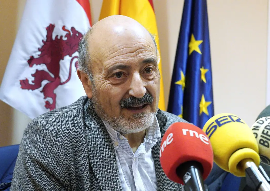 El presidente de la Confederación Hidrográfica del Miño Sil, José Antonio Quiroga (I), junto al alcalde de Vega de Espinareda (León), Javier Salgado, durante la firma del convenio sobre la financiación, ejecución y entrega de las actuaciones de recuperación del Arroyo de Castellanos en el municipio berciano. Fotos: César Sánchez.