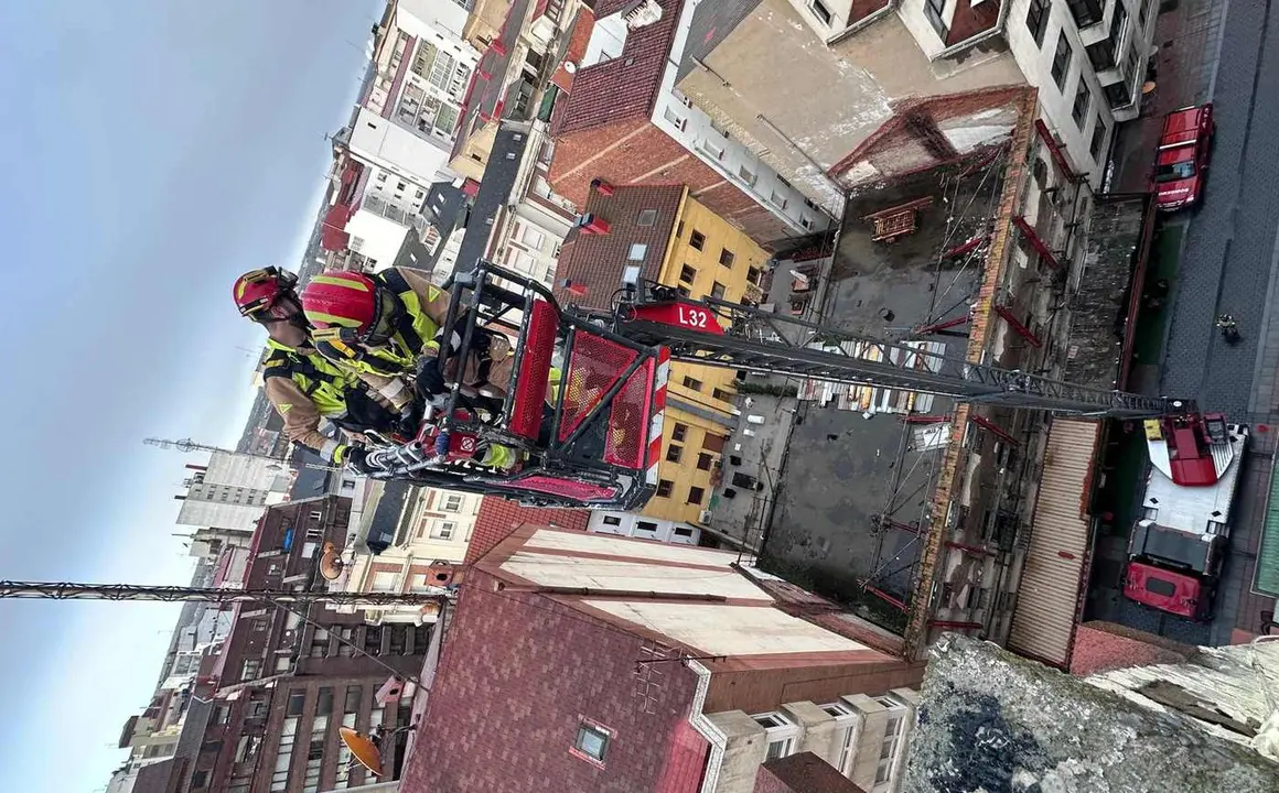 La tormenta 'Ivo' no solo ha dejado numerosas incidencias derivadas de la nieve, el viento ha sido protagonista especialmente en la ciudad con una decena de salidas de Bomberos León.