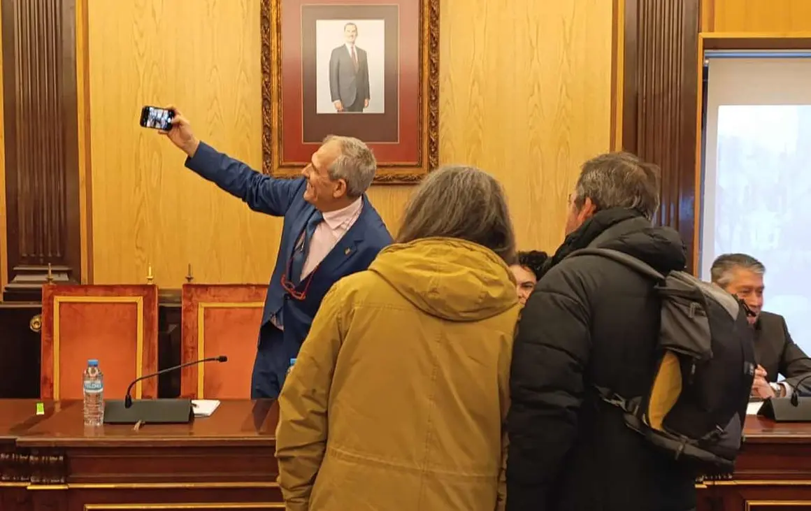 El concejal Vicente Canuria bromea y realiza un selfie antes de iniciarse el pleno.