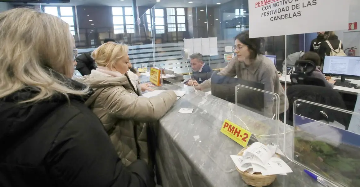 Vecinos del barrio ponferradino de Flores del Sil presentan 1.800 firmas en el Ayuntamiento de Ponferrada para la reapertura del Centro de Día y la recuperación de los servicios que allí se ofrecían.