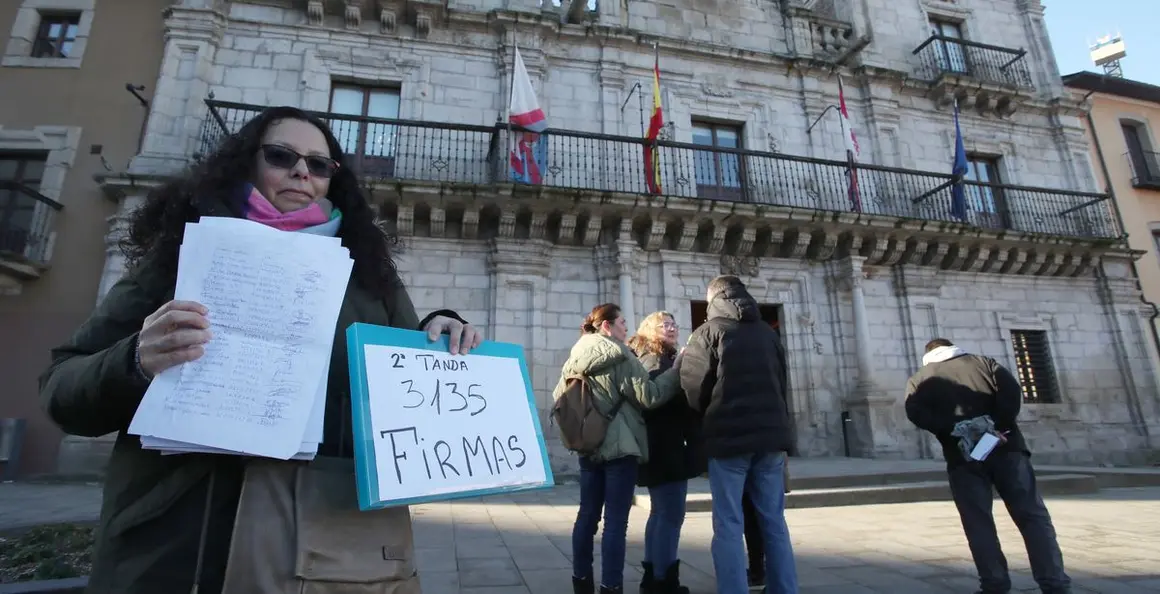 Vecinos del barrio ponferradino de Flores del Sil presentan 1.800 firmas en el Ayuntamiento de Ponferrada para la reapertura del centro de día y la recuperación de los servicios que allí se ofrecían.
