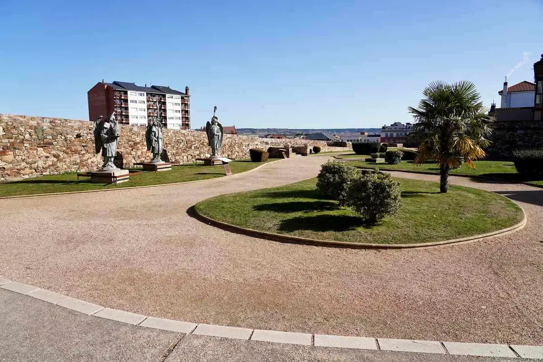 Presentaci?n del proyecto Palacio de Gaud? 2026, con la presencia del director del Palacio, V?ctor Murias, el escultor Amancio Gonz?lez y el obispo de Astorga, Jes?s Fern?ndez, entre otros