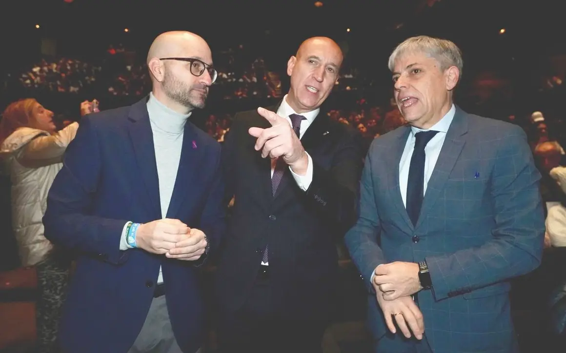 El alcalde de León, José Antonio Diez; el subdelegado del Gobierno, Héctor Alaiz, y el delegado territorial de la Junta, Eduardo Diego, participan en la apertura del congreso de la Fundación Lo Que De Verdad Importa. Foto: Campillo.