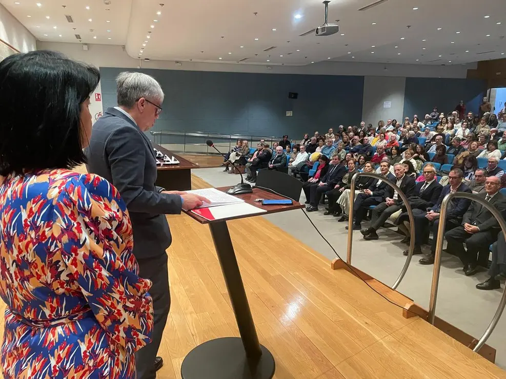 El delegado territorial entrega las distinciones a los funcionarios públicos por su permanencia en el servicio.