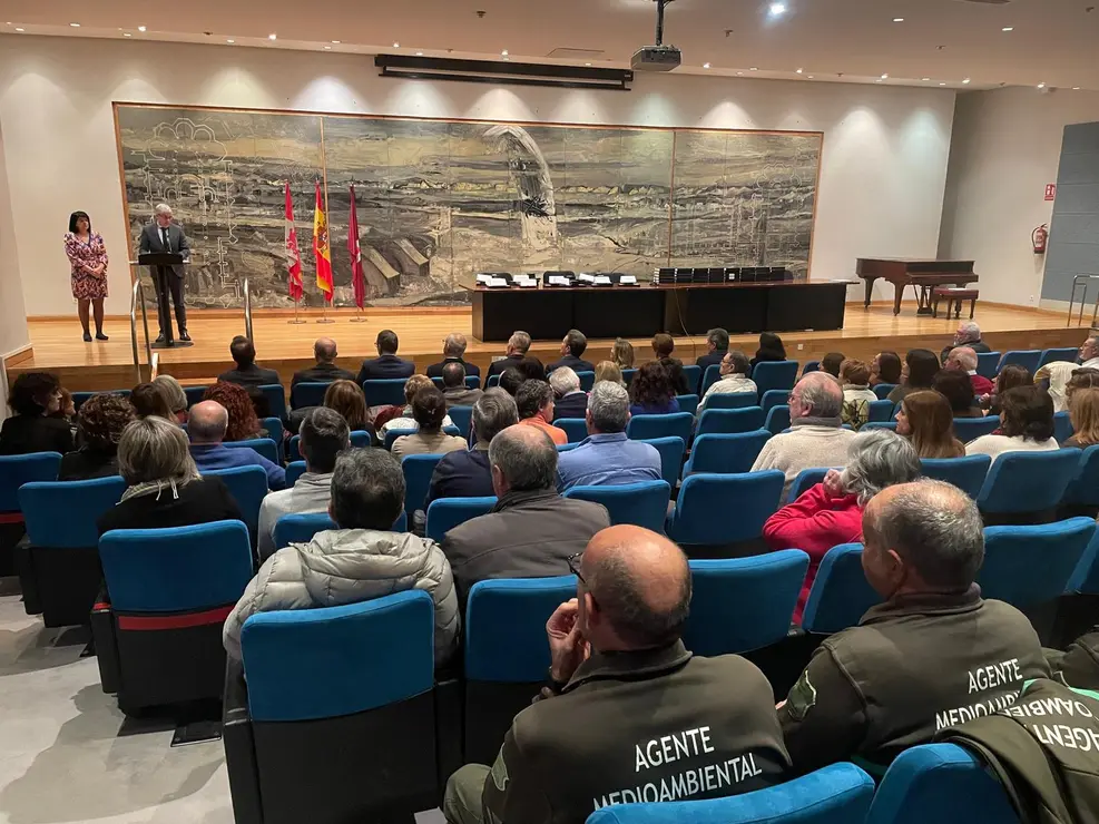 El delegado territorial entrega las distinciones a los funcionarios públicos por su permanencia en el servicio.