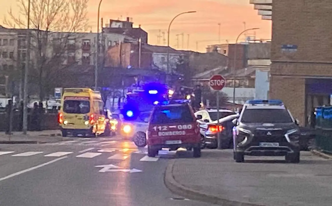 Imagen de la zona en la que se ha producido el incendio, con los equipos de Emergencias trabajando en el lugar.
