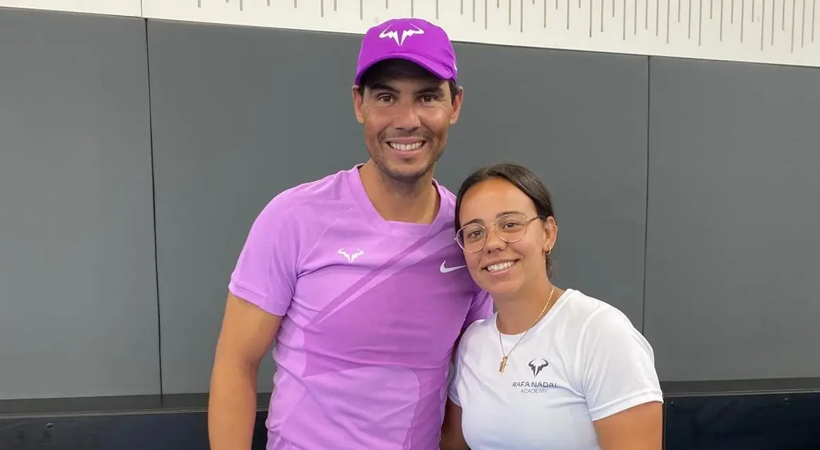 Alba Retortillo junto a la leyenda del tenis español, Rafael Nadal.