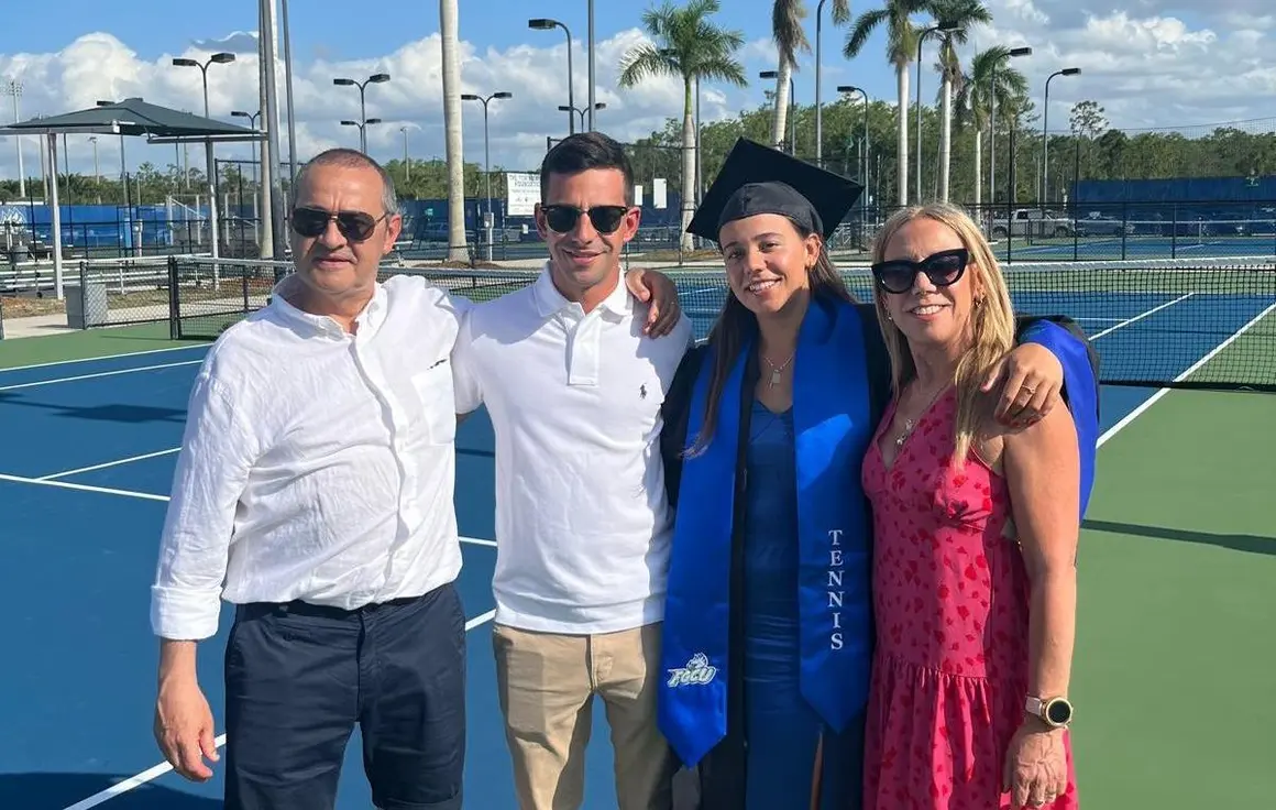 Alba Retortillo junto a su familia en su graduación.