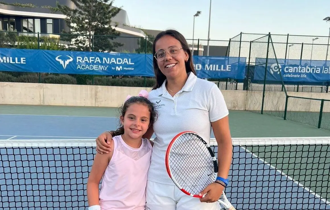 Alba Retortillo impartiendo clases en Rafa Nadal Academy.