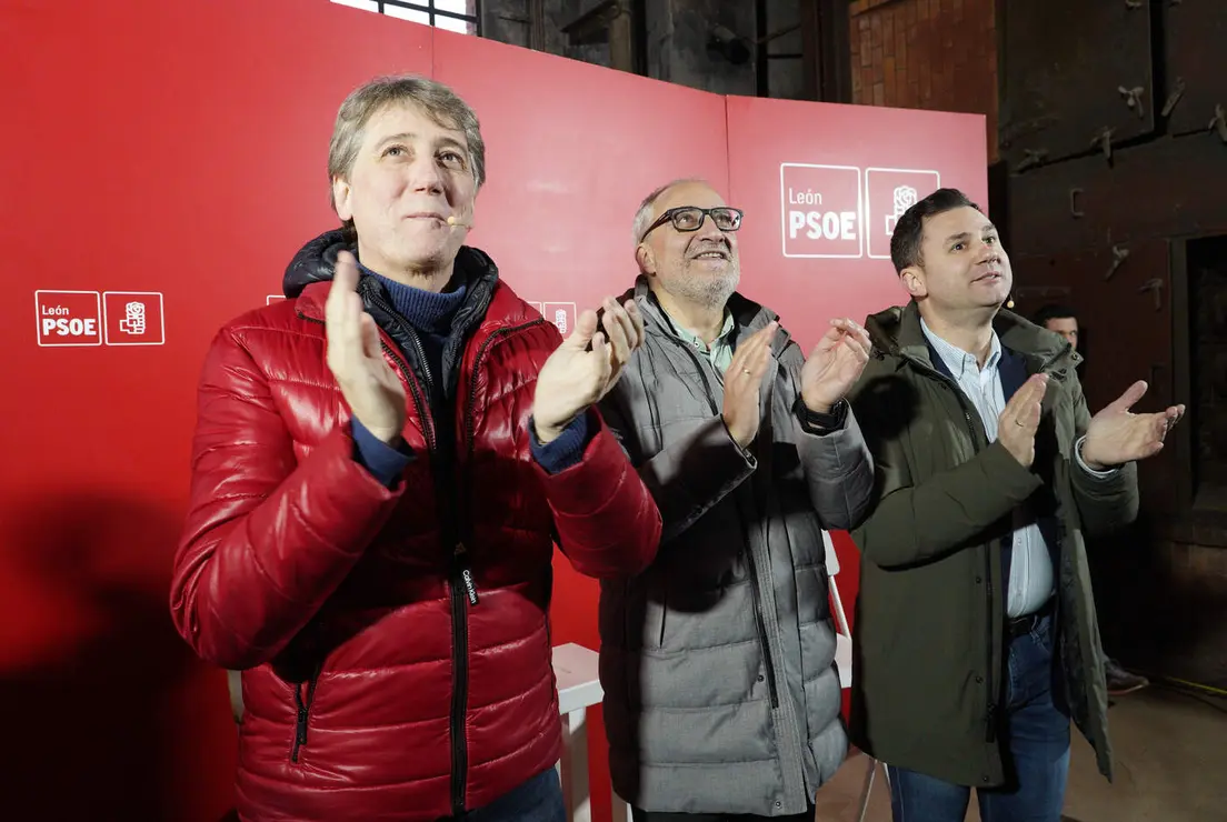 El secretario general electo del PSOE de Castilla y León, Carlos Martínez, señaló  al líder de Vox, Santiago Abascal, y el presidente autonómico del PP y la Junta, Alfonso Fernández Mañueco, ante los aranceles que pretende aplicar el presidente de Estados Unidos, Donald Trump, a los productos del campo de otros países y que cifró en 600 millones de euros. “Aquellos que parecen defender los entornos rurales lo están aplaudiendo de forma entusiasta. Alguien tendrá que dar explicaciones”, dijo. Fotos: César Sánchez