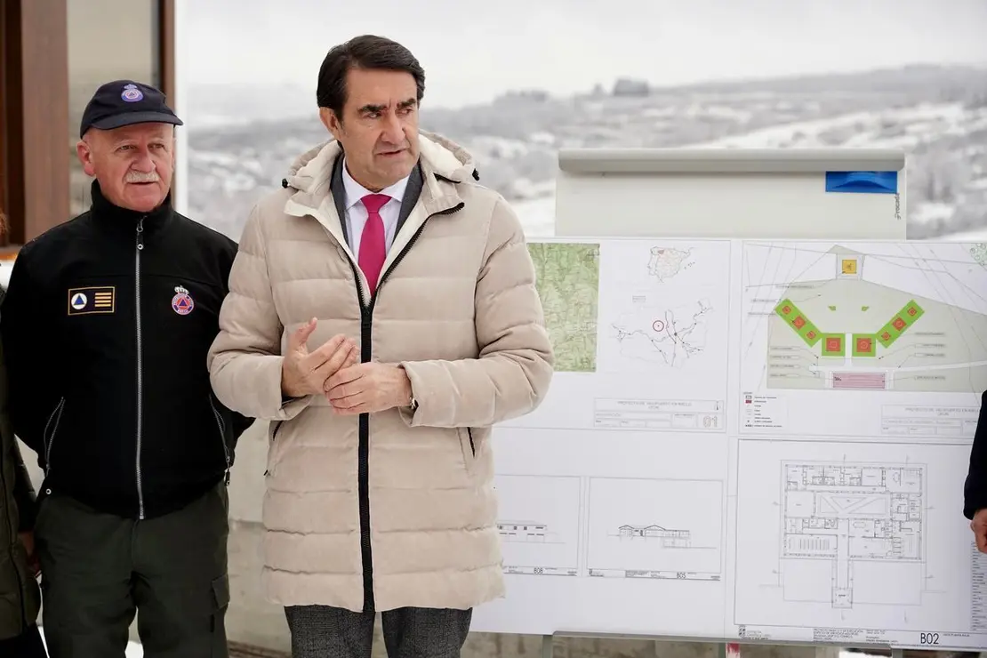 El consejero de Medio Ambiente, Vivienda y Ordenación del Territorio, Juan Carlos Suárez-Quiñones, visita las obras de la base de helicópteros de El Oterico. Fotos: Campillo.