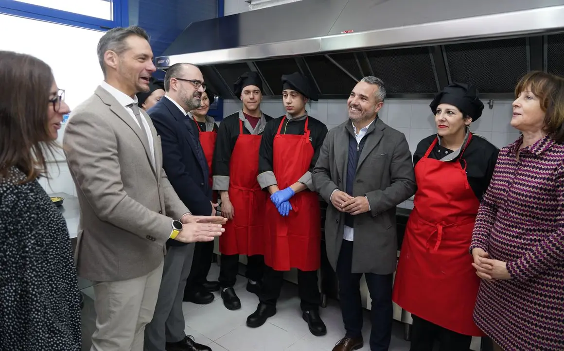 El alcalde de Ponferrada, Marco Morala, durante la visita al programa de empleo de Hostelería y Cocina en el Centro de Día del barrio ponferradino de Flores del Sil. Fotos: César Sánchez.