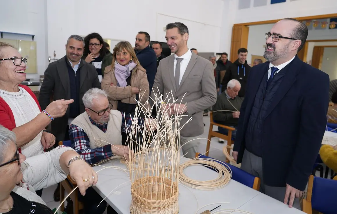 El alcalde de Ponferrada, Marco Morala, durante la visita al programa de empleo de Hostelería y Cocina en el Centro de Día del barrio ponferradino de Flores del Sil. Fotos: César Sánchez.