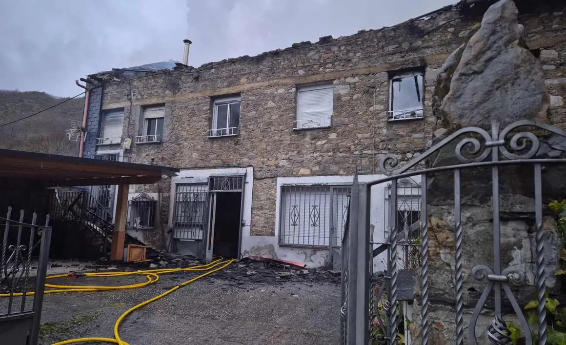 Un incendio calcina por completo una vivienda en la localidad de Palacios del Sil. La intervención de Bomberos de Diputación y Bomberos de Ponferrada impidió que las llamas se extendieran por completo por un segundo inmueble, finalmente con daños de menor relevancia.