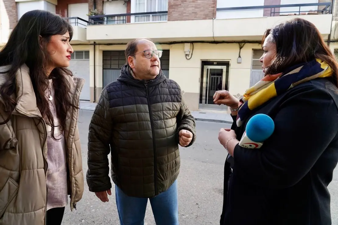 Fallece un niño de nueve años por inhalar gas procedente de una calefacción de carbón en La Bañeza (León). En la imagen el alcalde de La Bañeza, Javier Carrera. Fotos: Campillo.