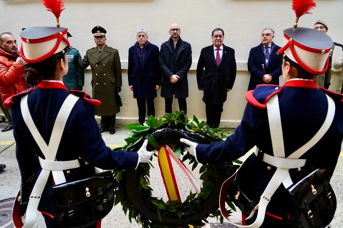 Astorga rinde homenaje al coronel Joaquín Rubín de Celis y Lastra, al que asisten el embajador de la República de Perú, Luis Ibérico Núñez. Fotos: Campillo.