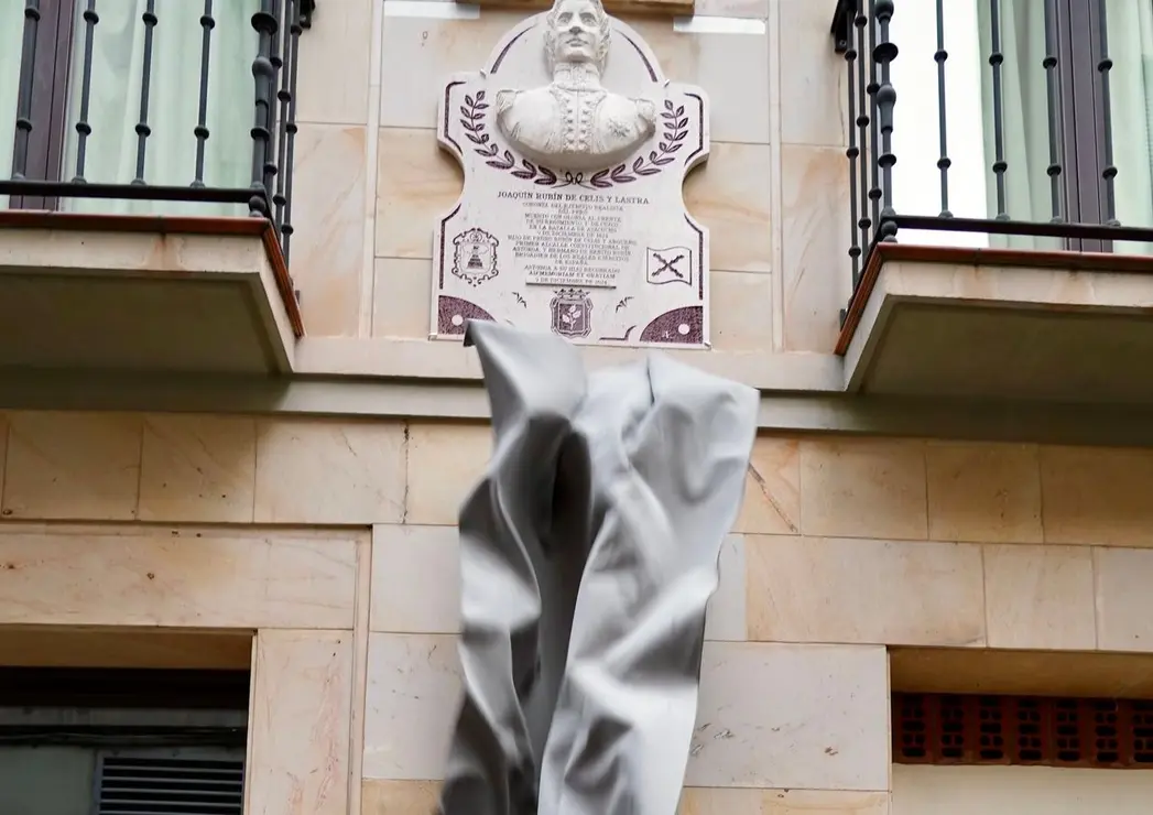 Astorga rinde homenaje al coronel Joaquín Rubín de Celis y Lastra, al que asisten el embajador de la República de Perú, Luis Ibérico Núñez. Fotos: Campillo.