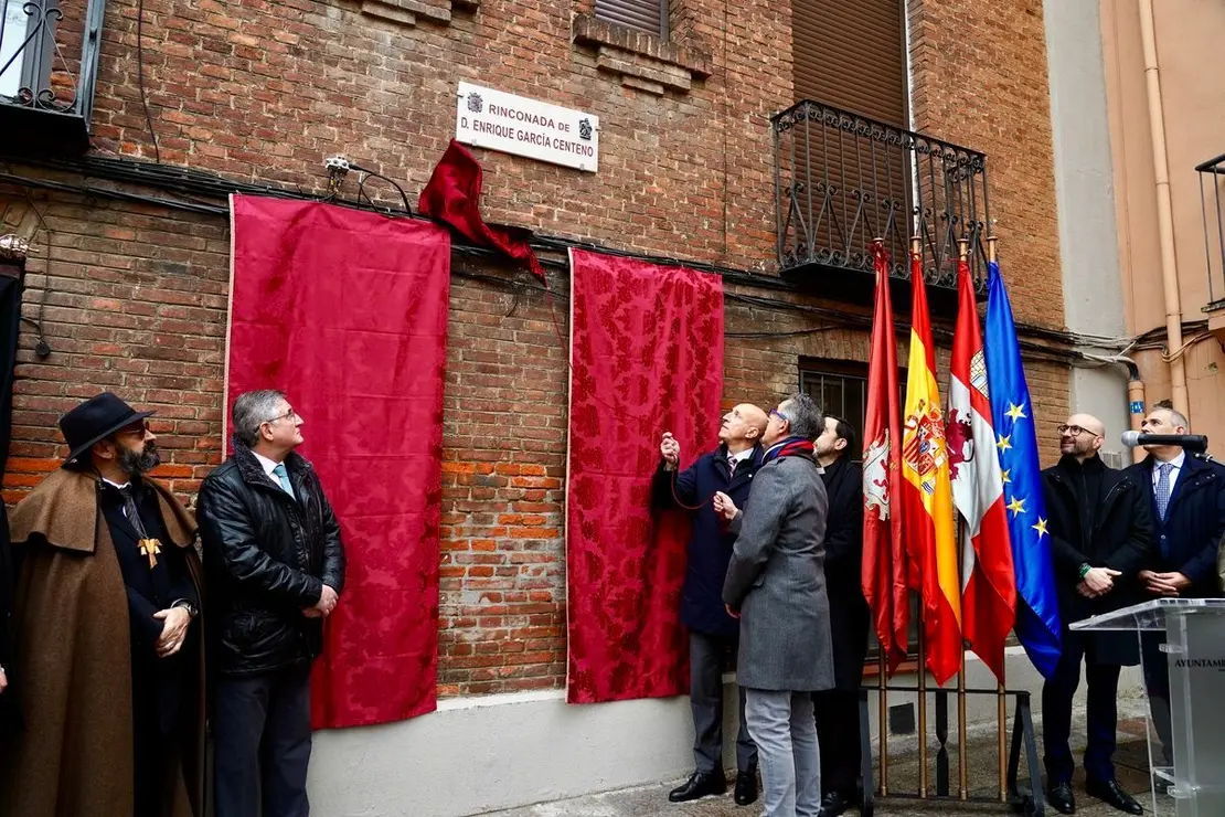 El alcalde de León, José Antonio Diez, preside el acto de descubrimiento de la placa de la Rinconada de Enrique García Centeno. Fotos: Campillo.