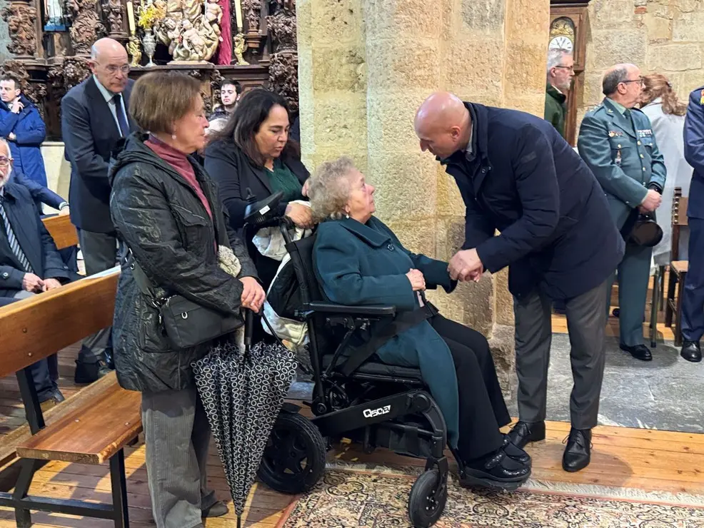 El alcalde de León, José Antonio Diez, preside el acto de descubrimiento de la placa de la Rinconada de Enrique García Centeno. Fotos: Ayto de León.