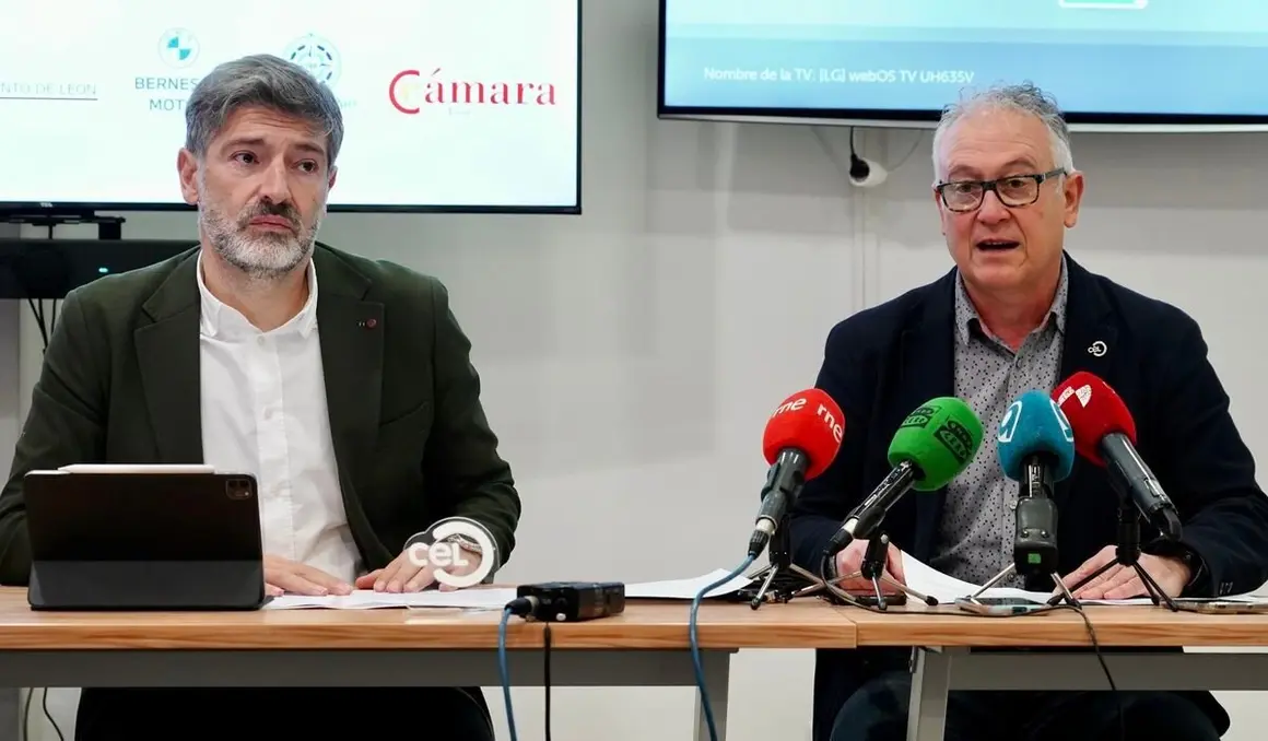 El presidente del Círculo Empresarial Leonés, Julio César Álvarez, y el secretario general, Nicesio Álvarez, dan a conocer el premiado con el galardón Círculo de Oro del CEL del año 2024. Foto: Campillo.