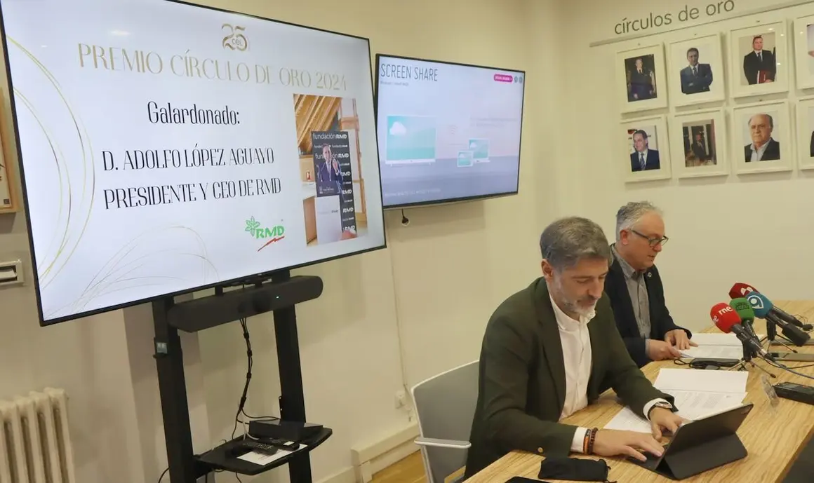 El presidente del Círculo Empresarial Leonés, Julio César Álvarez, y el secretario general, Nicesio Álvarez, han dado a conocer, en la sede de la asociación, el premiado con el galardón Círculo de Oro del CEL del año 2024.