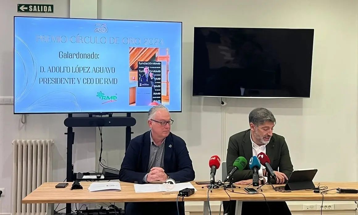 El presidente del Círculo Empresarial Leonés, Julio César Álvarez, y el secretario general, Nicesio Álvarez, han dado a conocer, en la sede de la asociación, el premiado con el galardón Círculo de Oro del CEL del año 2024.