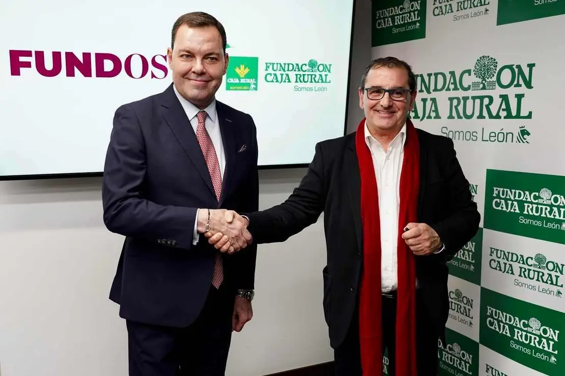 El director general de la Fundación Obra Social Castilla y León, José María Viejo, y el director de Comunicación y Relaciones Institucionales de Caja Rural, Narciso Prieto, presentan el programa de actividades conjuntas con motivo del 30 aniversario de la entidad bancaria en León. (Foto: Campillo)