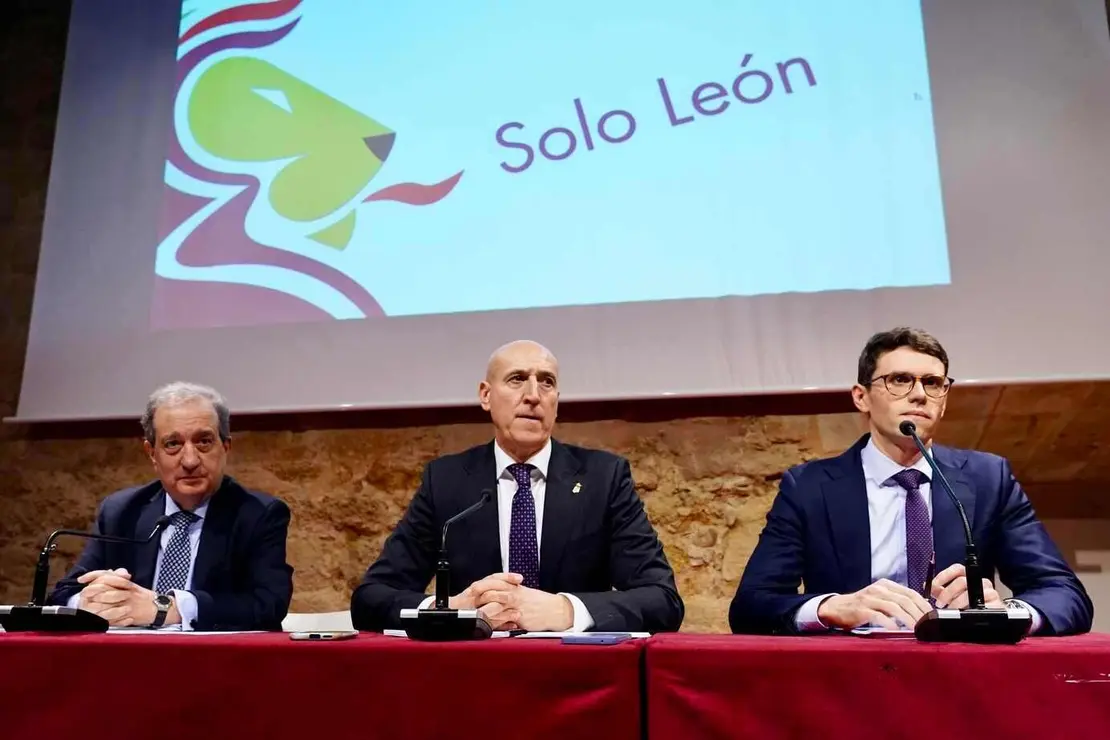 El alcalde de León, José Antonio Diez, presenta el informe jurídico sobre el proceso de la autonomía para la Región Leonesa. Foto: Campillo
