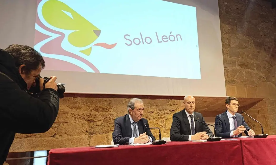 El alcalde de León, José Antonio Diez, presenta el informe jurídico sobre el proceso de la autonomía para la Región Leonesa. Fotos: Campillo | Heraldo de León